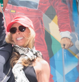 Adriane Galisteu posa em frente a pintura de Ayrton Senna  Foto: Reprodução/Instagram