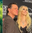 Jim Carrey posa ao lado de Taylor Momsen, ex-atriz mirim de 'O Grinch'  Foto: Divulgação/Reprodução/X/knxnews