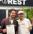 Alexandre Pato mostra desenho feito com Vettel  Foto: Gabriel Gatto/Terra