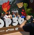 Turistas diante do símbolo da COP30 em Belém.  Foto: AFP - MAURO PIMENTEL / RFI