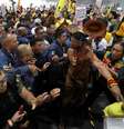 Manifestantes, incluindo indígenas, participam de um protesto enquanto forçam a entrada no local que sedia a Conferência das Nações Unidas sobre Mudanças Climáticas (COP30), em Belém  Foto: Anderson Coelho/Reuters 
