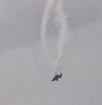 O avião caiu em espiral, deixando um rastro de fumaça branca no ar antes de atingir o solo e explodir  Foto: Reprodução/X