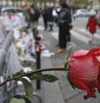 Homenagem às vítimas dos atentatos de Paris diante da casa de shows Bataclan, de Paris, um mês após após os ataques de 13 de novembro de 2015, que deixaram 130 mortos.  Foto: AFP - MATTHIEU ALEXANDRE / RFI