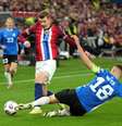  Foto: Marius Nordnes / Nordnes Foto/Getty Images - Legenda: Jogadores de Noruega e Estônia em disputa de bola nas Eliminatórias / Jogada10