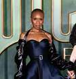 Invasor conhecido por perturbar shows de artistas famosos atacou Grande no tapete amarelo, sendo contido pela colega de elenco Cynthia Erivo  Foto: Samir Hussein/WireImage / Rolling Stone Brasil