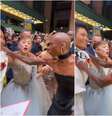 Momento em que o fã invade o tapete, agarra Ariana Grande e é afastado por Cynthia Erivo  Foto: Reprodução de vídeo/@lanagrandes via X / Estadão