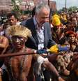 Presidente da COP30, André Corrêa do Lago, vai ao encontro de indígenas para dissuadi-los de liberar a entrada da conferência. (14/11/2025)  Foto: REUTERS - Adriano Machado / RFI