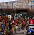  portão principal do espaço onde ocorre a Cúpula do Clima das Nações Unidas (COP- 30) em Belém foi fechado na manhã desta sexta-feira, 14, por causa de um protesto de indígenas Mundurukus em frente à zona azul, onde ocorrem as negociações. A entrada para a conferência da ONU está sendo feita por uma entrada lateral.  Foto: WILTON JUNIOR/ESTADÃO CONTEÚDO