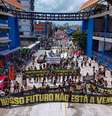 Milhares de pessoas participaram da marcha para exigir 'soluções reais' para o aquecimento global  Foto: AFP via Getty Images / BBC News Brasil