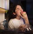 Entenda se comer tarde da noite engorda  Foto: Freepik