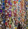 Nomes peculiares dos perfumes e banhos de cheiro, como "Passa no Enem" e "Chama Gringo", despertam curiosidade de turistas em Belém durante a COP30  Foto: Mariana Castro / Redação Terra