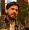 Gustavo Mioto beija ex-BBB durante viagem 11 meses após fim de namoro com Ana Castela e ganha torcida na web: 'Tem que ser feliz'.  Foto: Divulgação/TV Globo / Purepeople