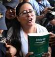 A advogada e ativista dos direitos humanos salvadorenha Ruth López, escoltada pela polícia para uma audiência no centro judicial Isidro Menéndez, na capital San Salvador, no dia 4 de junho de 2025  Foto: Getty Images / BBC News Brasil