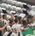  Foto: Reprodução - Legenda: Torcedores do Botafogo brigavam entre si quando Kadir fez o gol da vitória no Nilton Santos / Jogada10