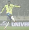  Foto: Rafael Ribeiro / CBF - Legenda: Éder Militão em ação com a camisa da Seleção Brasileira diante da Tunísia / Jogada10