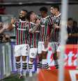 Lucho Acosta, do Fluminense, leva a bola ao ataque, mas Luiz Araújo chega para tentar fazer a marcação.  Foto: Marcelo Gonçalves/Fluminense / Jogada10