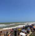 Multidão acompanha as primeiras baterias da etapa do Qualifying Series (QS) da World Surf League (WSL) na Praia de Ulé, em Guarapari (ES)  Foto: Éros Mendes/Terra