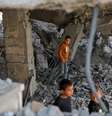 Crianças nos escombros do bairro de Zeitoun, em Gaza, após ataques israelenses, em 20 de novembro de 2025.  Foto: © OMAR AL-QATTAA / AFP / RFI