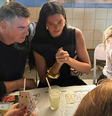 Dua Lipa toma caipirinha em bar do Rio  Foto: Reprodução/Instagram