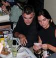 Dua Lipa jogando baralho em bar na Zona Sul do Rio  Foto: Dilson Silva/AgNews