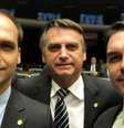 Eduardo, Jair e Flávio Bolsonaro em foto juntos  Foto: Reprodução/Redes Sociais