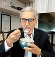 Comer, comer... Valdo Cruz não conseguiu forrar o estômago após longa cobertura ao vivo  Foto: Reprodução/GloboNews