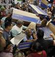 Consumidores disputando televisores na Black Friday  Foto: DW / Deutsche Welle
