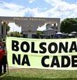 Membros do Movimento dos Trabalhadores Sem-Teto (MTST) exibem faixa diante da superintendência da Polícia Federal, em Brasília, onde o ex-presidente Jair Bolsonaro está preso preventivamente. Brasília, 22 de novembro de 2025.  Foto: AFP - EVARISTO SA / RFI