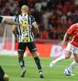  Foto: Ricardo Duarte / Internacional - Legenda: Apesar de empate frustrante com o Santos, chances de rebaixamento do Internacional diminuem / Jogada10