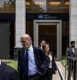 Funcionários do Banco Central deixam a sede do Banco Master em São Paulo, na terça-feira (18/11), após a prisão de Daniel Vorcaro, presidente-executivo do banco  Foto: Getty Images / BBC News Brasil