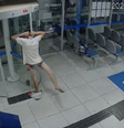 O homem ficou de cueca quando a cabeça entalou na porta giratória  Foto: Reprodução