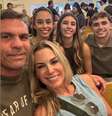Joana Prado e Vitor Belfort com os três filhos, Davi, Vitoria e Kyara —  Foto: Reprodução/Instagram / Contigo