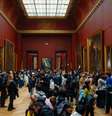 Uma das salas do museu do Louvre repleta de visitantes, em Paris, em 25 de janeiro de 2025 (imagem de ilustração).  Foto: AFP - DIMITAR DILKOFF / RFI