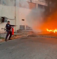 Operação Barricada Zero: criminosos colocam fogo em carros e estruturas para impedir avanço da polícia  Foto: PMERJ