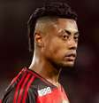 Ella Rose em uma das idas ao Maracanã –  Foto: Gilvan de Souza/Flamengo - Legenda: Defesa de Bruno Henrique nega veracidade do caso / Jogada10