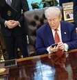 Trump mexendo no telefone  Foto: Bloomberg via Getty Images / BBC News Brasil