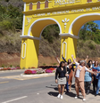 Neuza (braços abertos e conjunto rosa) em uma de suas viagens para Santa Tereza, no interior do Espírito Santo  Foto: Arquivo Pessoal