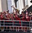 Comemoração do Flamengo na chegada no Rio de Janeir após a conquista da copa Libertadores, no Centro da cidade,no Rio de Janeiro, RJ. Jogadores, com a taça da Libertadores, no carro.  Foto: CELSO PUPO/FOTOARENA/FOTOARENA/ESTADÃO CONTEÚDO