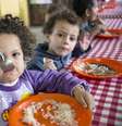 Estudo da alimentação de mais de três mil crianças de 12 a 23 meses em todo o país mostrou que o acesso a uma creche está diretamente associado a uma dieta mais saudável.  Foto: Gabriel Rosa/SMCS / Prefeitura de Curitiba / The Conversation