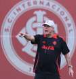  Foto: Ricardo Duarte/Internacional - Legenda: Abel Braga decide abandonar a aposentadoria para tentar ajudar na missão de salvar o Internacional do rebaixamento / Jogada10