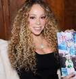 Mariah Carey posa com capa oficial de seu single natalino  Foto: Reprodução | Instagram