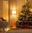 Com planejamento e opções alternativas é possível iluminar a casa para o Natal e economizar energia  Foto: New Africa | Shutterstock / Portal EdiCase