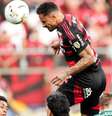 Luiz Araújo cobra escanteio em jogo contra o Internacional –  Foto: Adriano Fontes / Flamengo / Jogada10