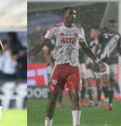 Santos e Internacional brigam contra o rebaixamento para a Série B na reta final do Campeonato Brasileiro de 2025  Foto: MAURÍCIO DE SOUZA/AGIF - AGÊNCIA DE FOTOGRAFIA/ESTADÃO CONTEÚDO e Ricardo Duarte/Internacional