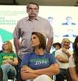 Michelle Bolsonaro ao lado de seus aliados, o senador Eduardo Girão (Novo-CE) e a vereadora de Fortaleza Pricilla Costa (PL-CE), vice-presidente do PL Mulher  Foto: Edilson Freire/BBC / BBC News Brasil