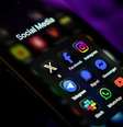 Telefone celular mostrando ícones de redes sociais e aplicativos de mensagens na tela  Foto: Getty Images / BBC News Brasil
