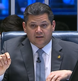 Davi Alcolumbre (União-AP) presidente do Senado Federal, reagiu a liminar de Gilmar sobre impeachment de ministros do STF: 'Usurpar prerrogativas'  Foto: Reprodução/TV Senado