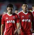 Jogadores do Internacional deixam o campo cabisbaixos ao final da partida contra o São Paulo válida pela 37ª rodada do Campeonato Brasileiro 2025  Foto: GUILHERME DIONíZIO/CÓDIGO19/ESTADÃO CONTEÚDO