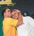 Imagem compartilhada por Flávio para anunciar a candidatura é de um abraço com o pai, Jair Bolsonaro  Foto: Reprodução