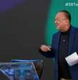 Galvão apresenta o sorteio da Copa do Mundo 2026 ao lado de Tiago Leifert  Foto: Reprodução/SBT e NSports